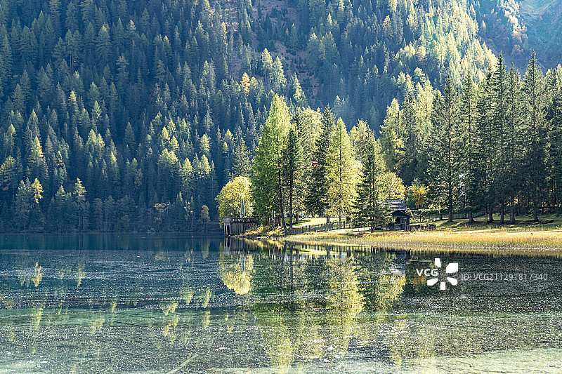 白天意大利拉森-安霍尔茨的安霍尔茨湖图片素材