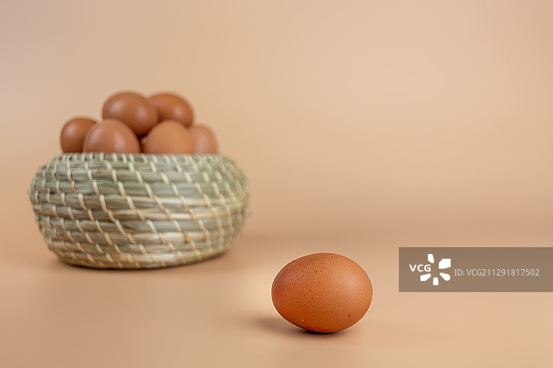 篮子里的生鸡蛋图片素材