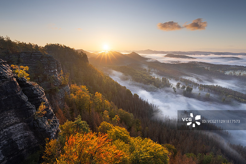 德国巴德尚道山区雾天清晨图片素材
