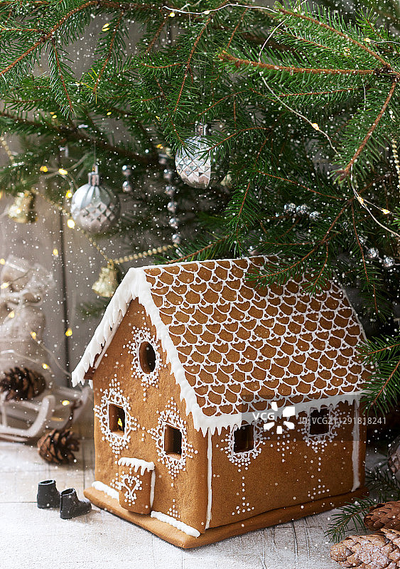 圣诞树下的姜饼屋图片素材