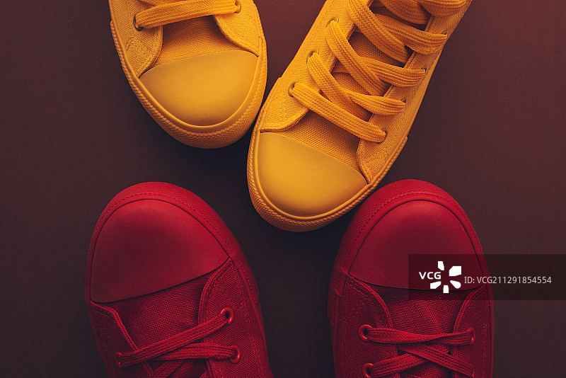 两双黄色和红色运动鞋，塞尔维亚诺维萨德图片素材