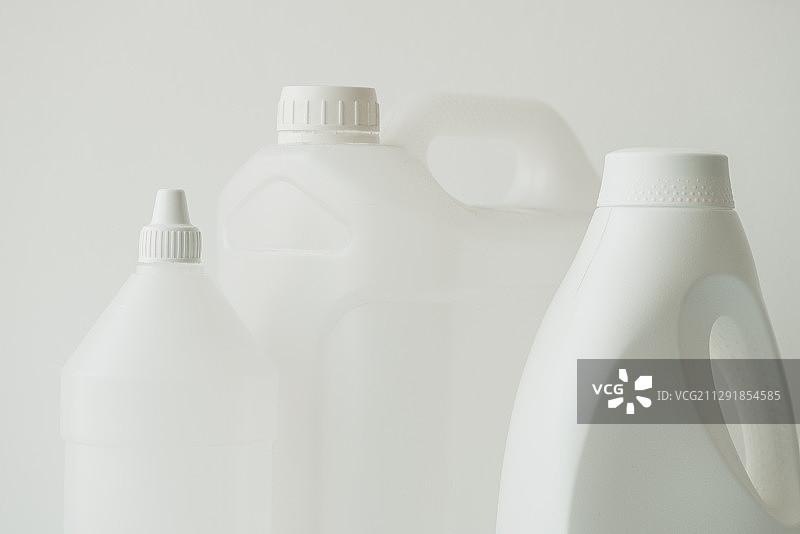 用于化学液体的白色塑料罐和瓶子，塞尔维亚诺维萨德图片素材