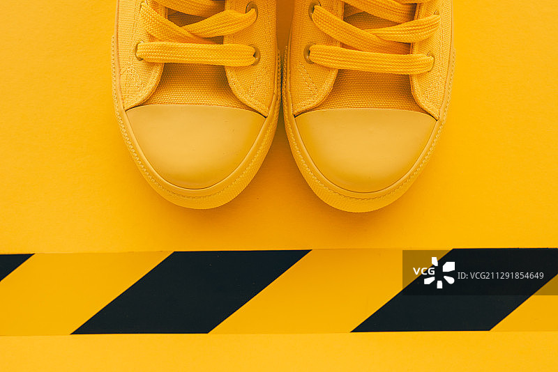 塞尔维亚诺维萨德，排队中的运动鞋图片素材