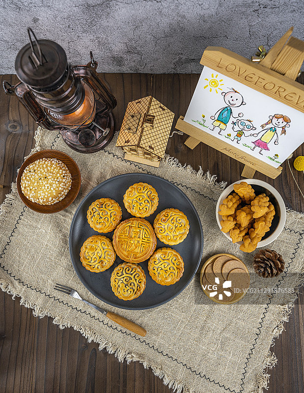 中秋节团圆吃月饼图片素材