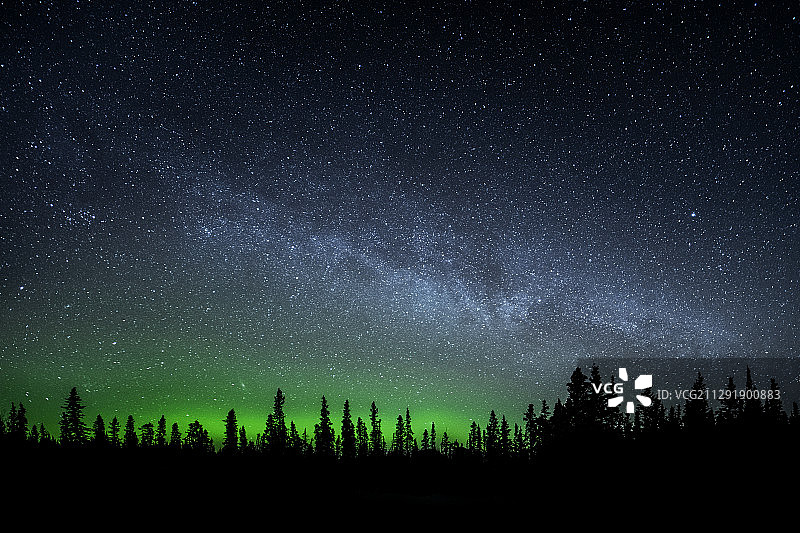 加拿大海恩斯 Junction 夜晚星空与森林图片素材