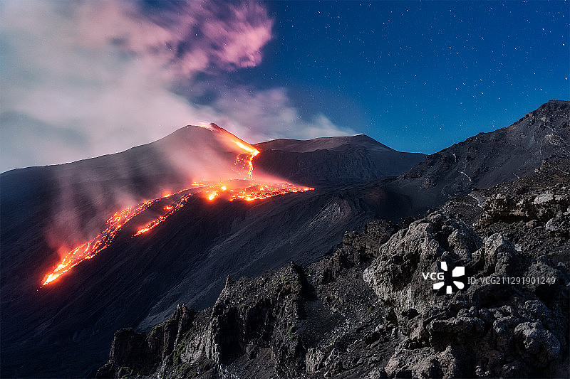 意大利西西里岛米洛埃特纳火山喷发景象图片素材