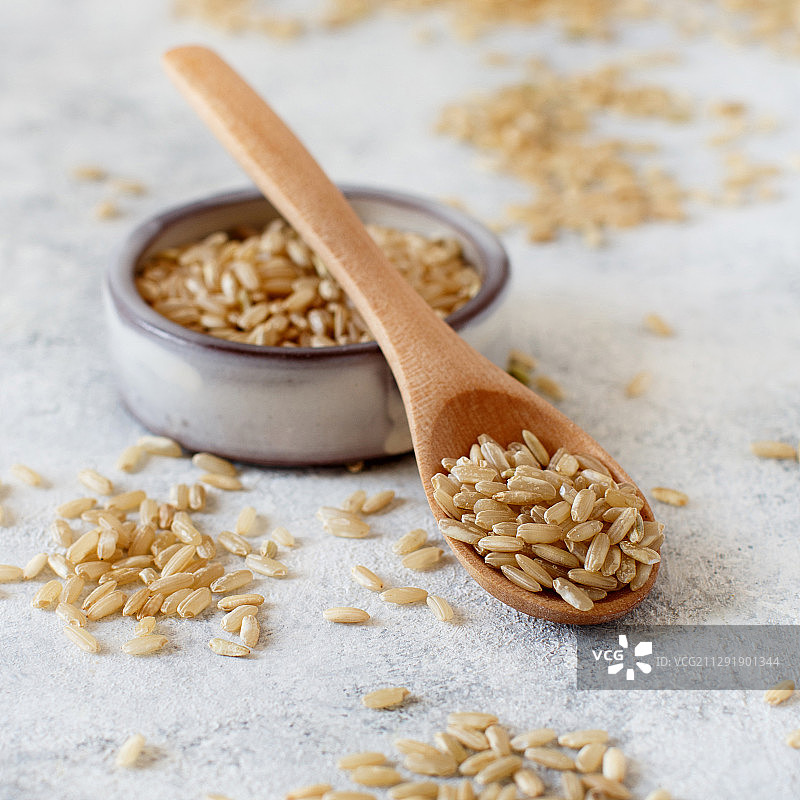 木碗糙米与勺子图片素材
