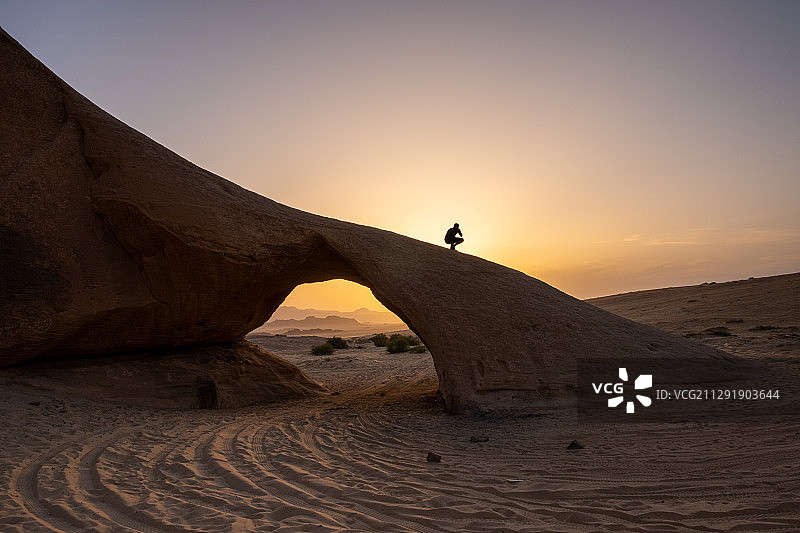 在约旦月亮谷岩石上的男人剪影图片素材