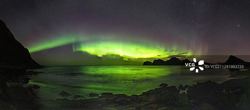 带有北极光的夜空，挪威韦斯特沃格岛格拉夫达尔图片素材