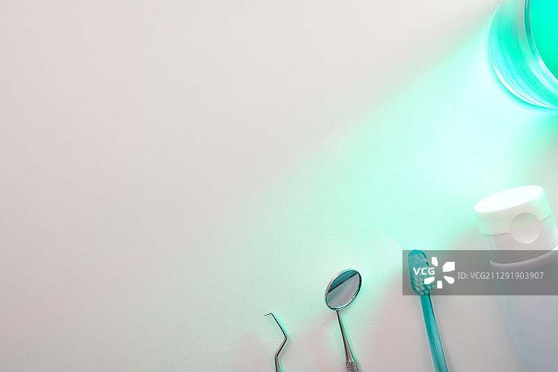 牙医工具和漱口水高角度视图图片素材