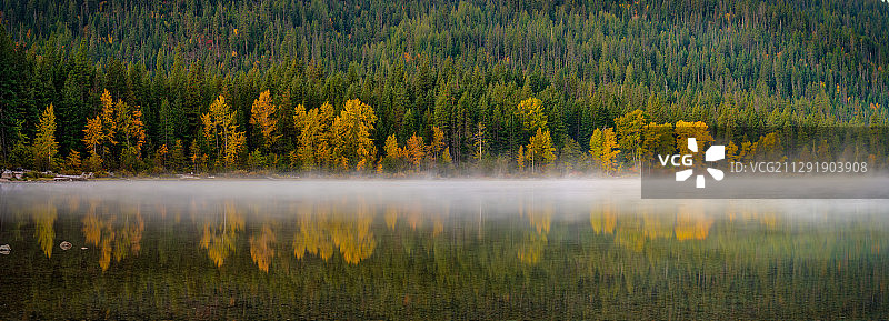 美国华盛顿州莱avenworth的Wenatchee湖和森林图片素材