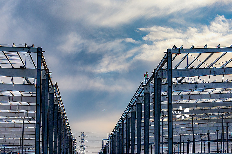 正在建设中的钢结构厂房框架结构安装进行中图片素材