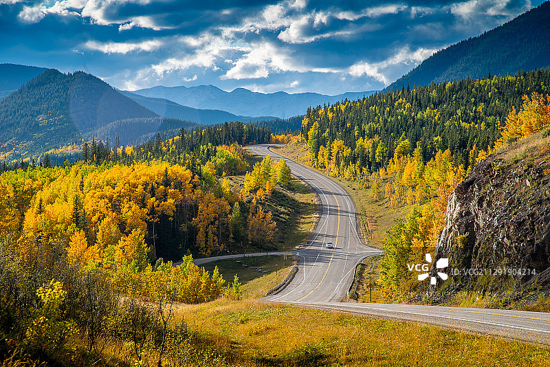 加拿大阿尔伯塔省66号公路山景图片素材