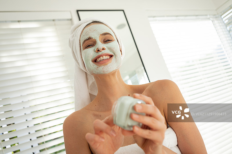 照镜子敷面膜的女人图片素材