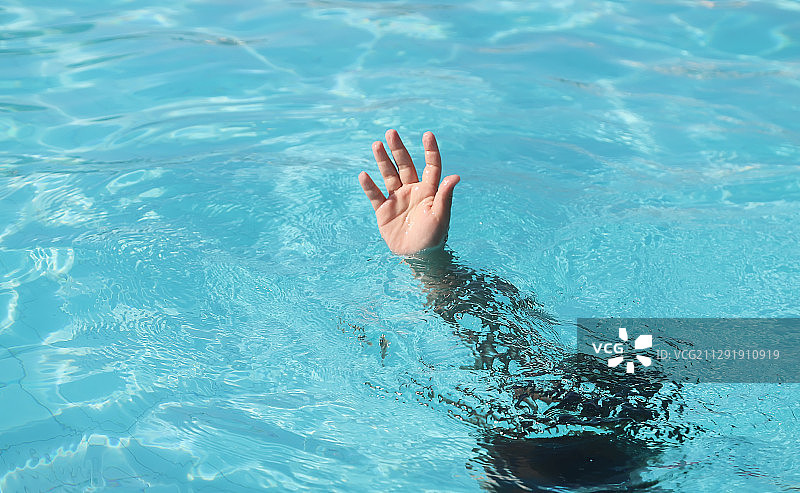 在游泳池中溺水的女孩图片素材