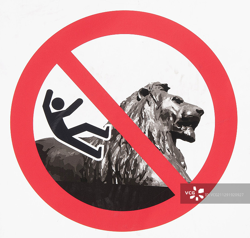 请勿攀爬特拉法加广场雄狮雕像的警告标志图片素材