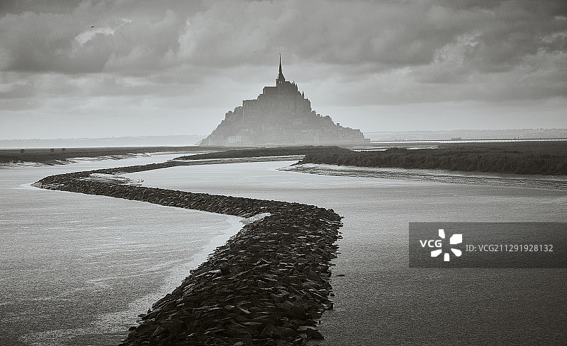 法国罗兹-叙尔-库埃农黑白圣米歇尔山图片素材