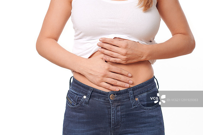 女子手扶腹部的腰部特写图片素材