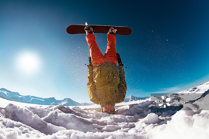 滑雪者在雪地里倒立图片素材
