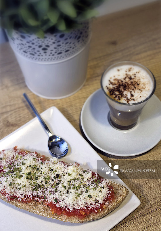 番茄、碎奶酪面包片和咖啡杯图片素材