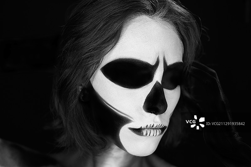 墨西哥墨西哥城，画着仪式妆容，闭着眼睛的年轻女人图片素材