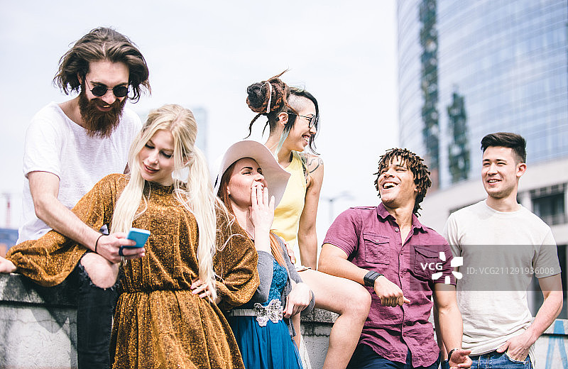 一群朋友在户外开怀大笑，分享美好时光图片素材