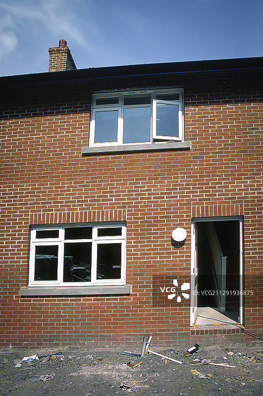 威尔士棕地上新建的部分建造的联排别墅，原为钢铁工业用地边缘图片素材