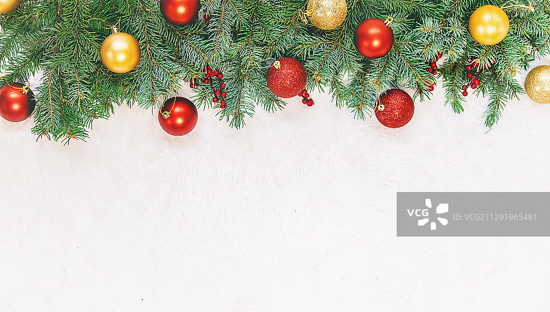 白色背景上的圣诞装饰品图片素材