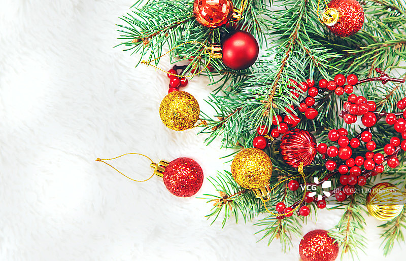 白色背景上的圣诞装饰品图片素材