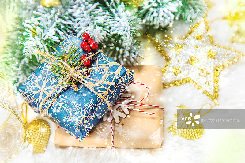 圣诞饰品与圣诞礼物白色背景摆件图片素材