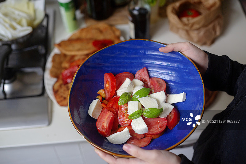手捧卡普雷塞沙拉的女人图片素材