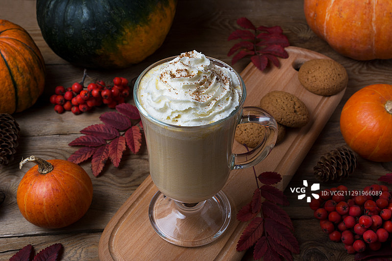 含奶油和饼干的南瓜香料咖啡拿铁图片素材