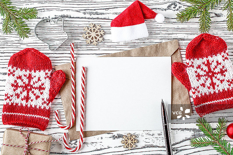 圣诞贺卡、钢笔和红色针织手套图片素材
