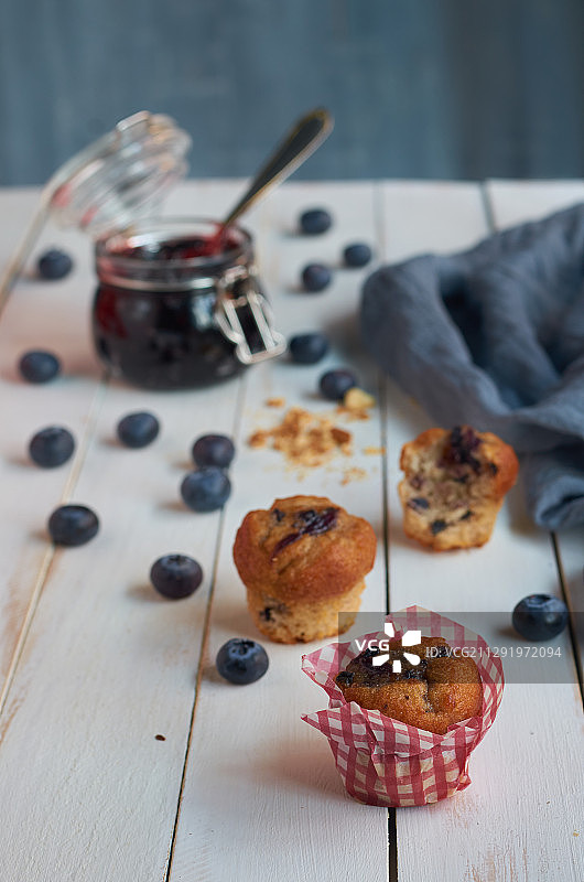 桌子上蓝莓玛芬蛋糕的特写图片素材