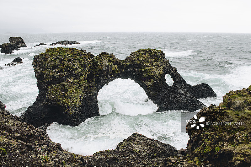 冰岛奥拉夫斯维克岩石海岸线和阿纳斯塔皮海拱景观图片素材