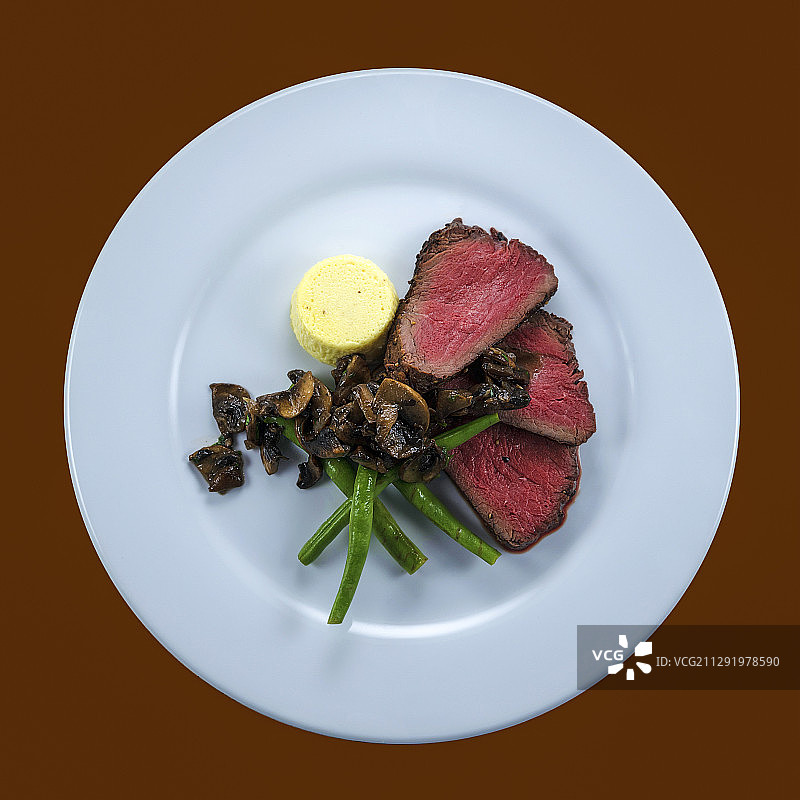 美国北卡罗来纳州达勒姆烤牛肉、青豆、香菇和荷兰酱主菜图片素材
