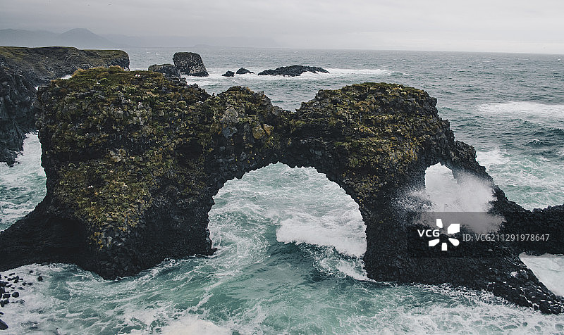 冰岛奥拉夫斯维克Arnarstapi海拱与海浪撞击岩石景观图片素材