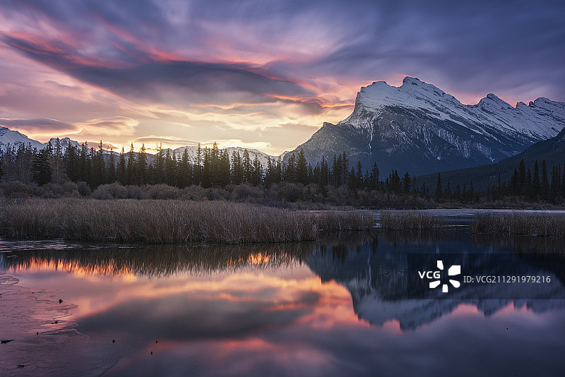 加拿大班夫朱砂湖日落美景图片素材