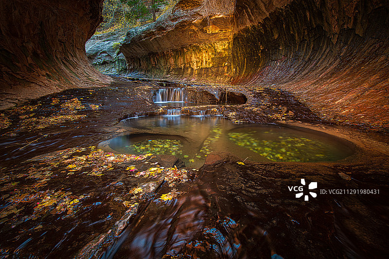 美国犹他州希尔代尔小悬崖环绕的迷你瀑布图片素材