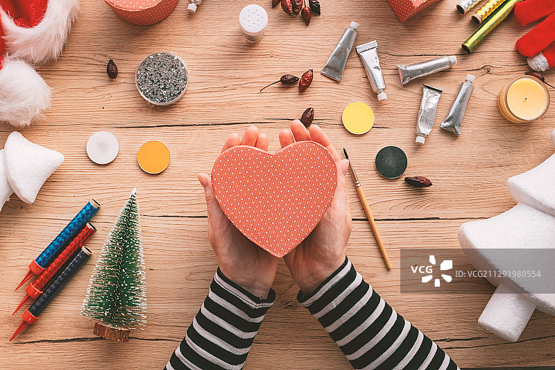 DIY心形礼盒与手工工具图片素材