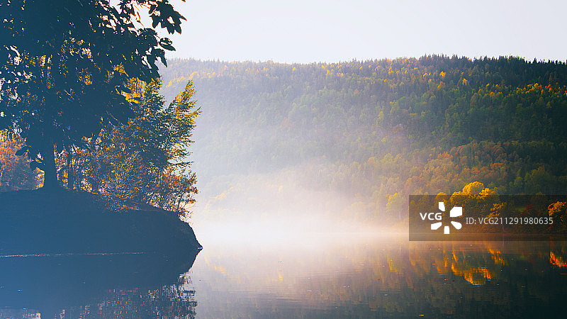 挪威阿克什胡斯郡塞姆斯瓦内特湖日出雾景图片素材