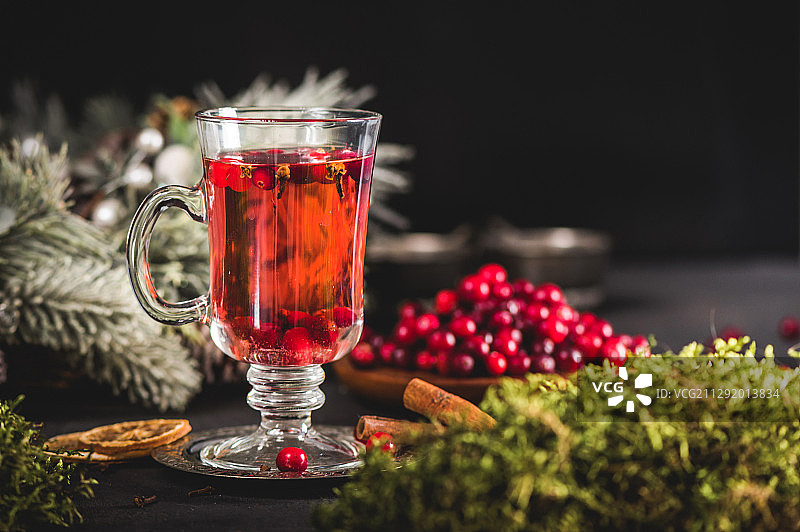 盘子里的茶杯和蔓越莓图片素材