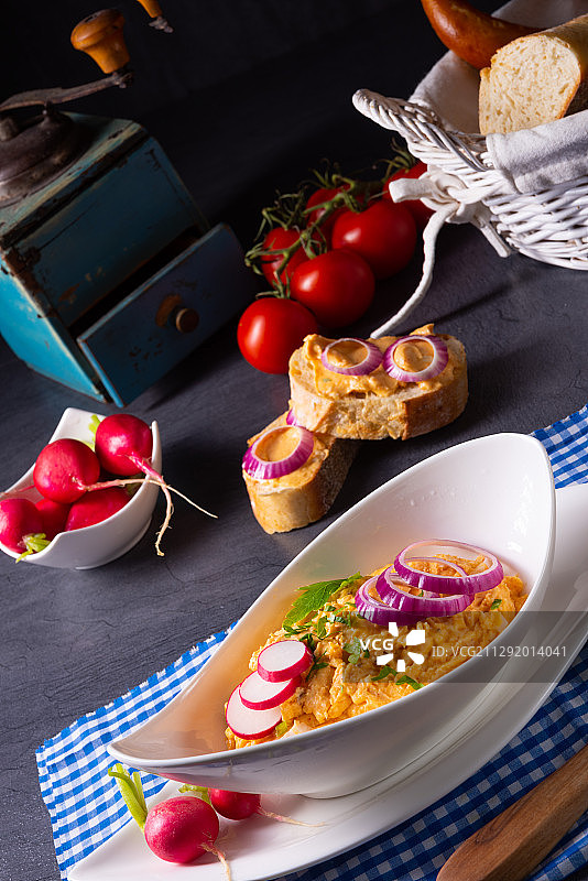 一碗巴伐利亚奶酪酱配萝卜和洋葱图片素材