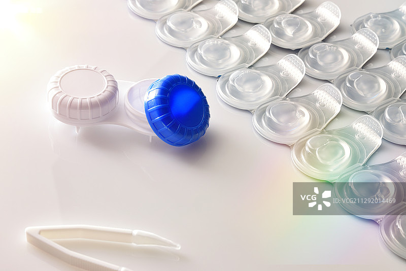 隐形眼镜和护理盒特写图片素材