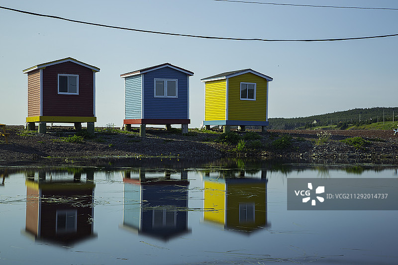 加拿大圣约翰斯海岸线上的小屋景观图片素材