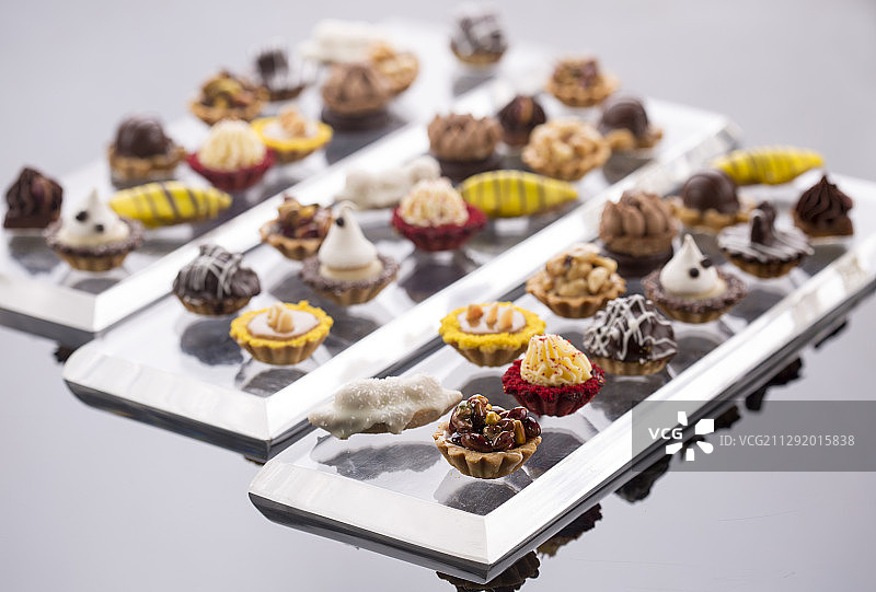 白色表面上托盘里的果仁糖特写图片素材