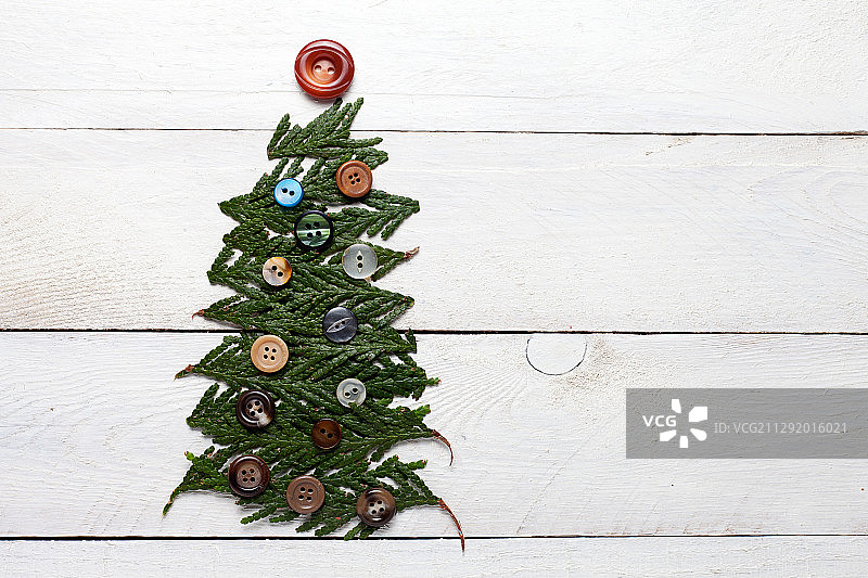 松枝和纽扣组成的圣诞树图片素材