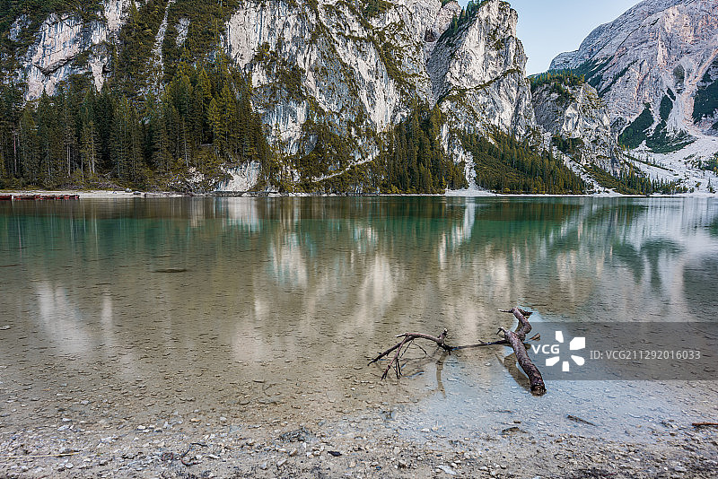 布莱埃斯湖和普拉格斯多洛米蒂山脉的景色，意大利南蒂罗尔布莱埃斯图片素材