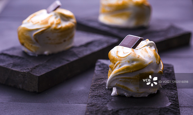 紫色蛋白酥皮蛋糕照片图片素材
