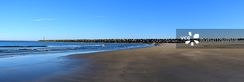 广东汕尾红海湾施公寮风车岛海边长堤和沙滩图片素材